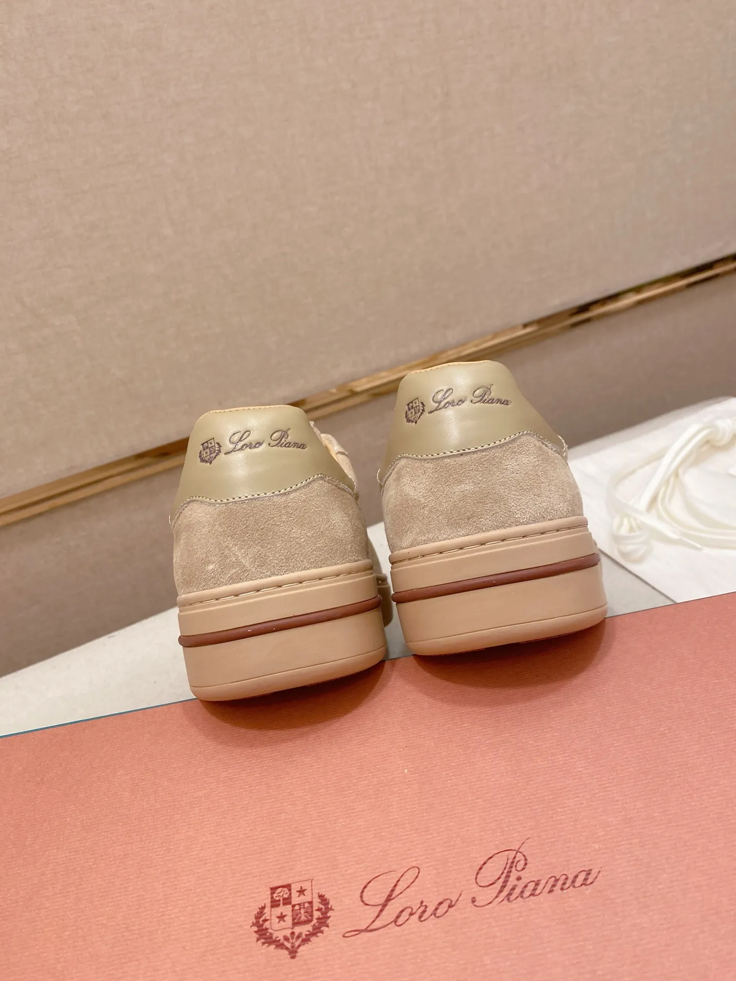 Men's shoes💰: 580💰🔥𝐥𝐨𝐫𝐨 𝐏𝐢𝐚𝐧𝐚 lp classic loafers, an Italian treasure brand, the only brand that can match Hermès! Only after wearing it do we realize that we can’t live up to our feet. The upper is made of imported first-layer cowhide with breathable fly-knit fabric, water-dyed cowhide foot pads, and the official original glass rubber outsole and pendant. Exclusive original packaging (tag ➕ brand paper ➕ outer box ➕ hand bag) code number: 38-44. Can be customized 45-46